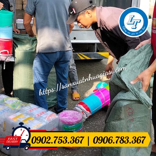 Giao làn nhựa đi chợ cho khách Giao làn nhựa đi chợ cho khách