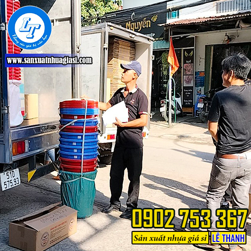 Giao sỉ xô đá cho khách Giao sỉ xô đá cho khách