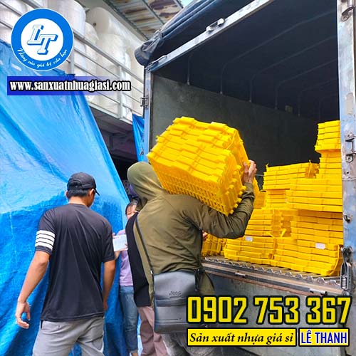 Giao tấm sàn nhựa chăn nuôi 40x60 màu vàng Giao tấm sàn nhựa chăn nuôi 40x60 màu vàng