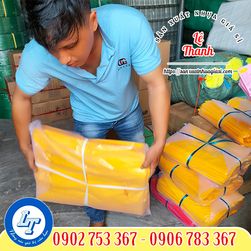 Giao hàng túi pe đựng lịch tết cho khách Giao hàng túi pe đựng lịch tết cho khách