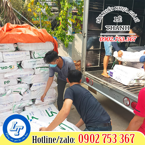 Giao túi rác cho khách ghé lấy hàng