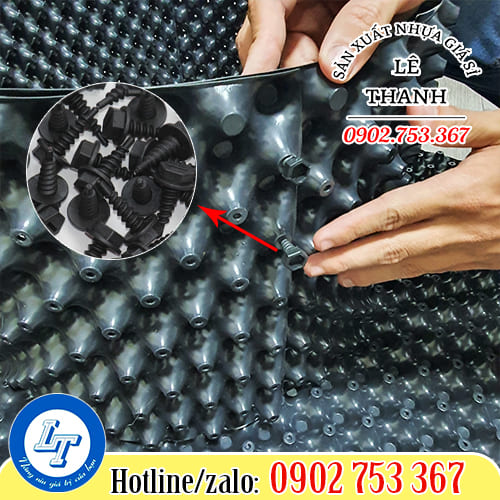 Giữa các mấu nối được cố định bằng ốc nhựa