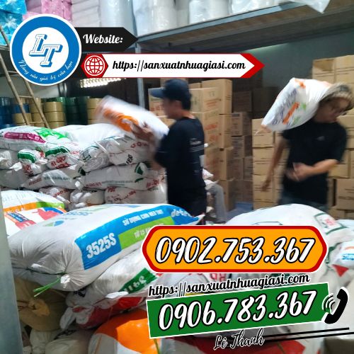 giao giấy kiếng gói quà cho khách giao giấy kiếng gói quà cho khách