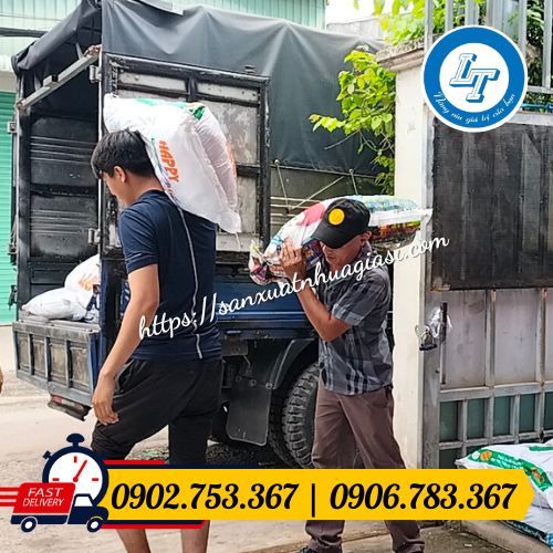 Hỗ trợ giao túi ly pikachu cho khách Hỗ trợ giao túi ly pikachu cho khách