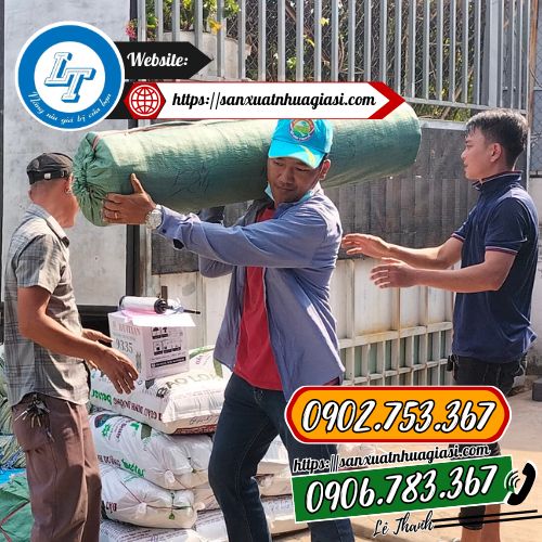 Hỗ trợ giao màng nilon phủ gốc sầu cho khách Hỗ trợ giao màng nilon phủ gốc sầu cho khách