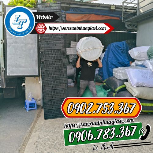 Hỗ trợ giao ca nhựa cho khách Hỗ trợ giao ca nhựa cho khách