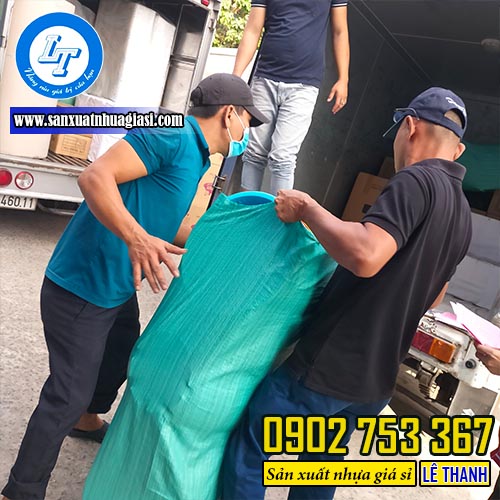 Hỗ trợ giao hàng ca trà đá cho khách Hỗ trợ giao hàng ca trà đá cho khách