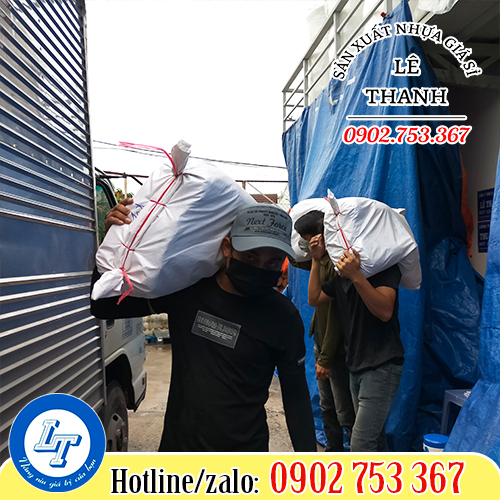 Hỗ trợ giao hàng túi rác cuộn đen cho khách Hỗ trợ giao hàng túi rác cuộn đen cho khách