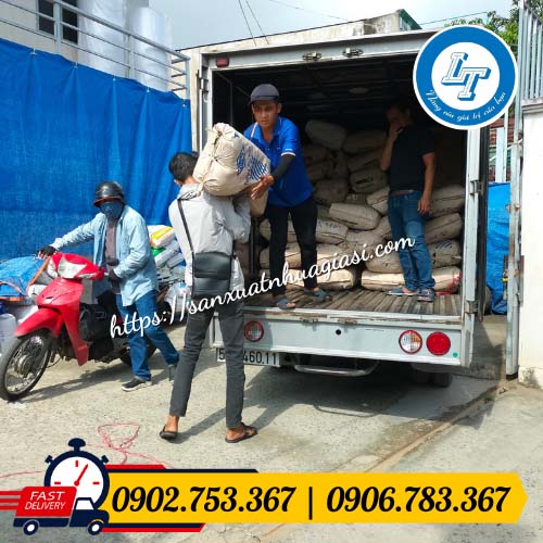 Hỗ trợ giao túi xốp đen đẹp cho khách Hỗ trợ giao túi xốp đen đẹp cho khách