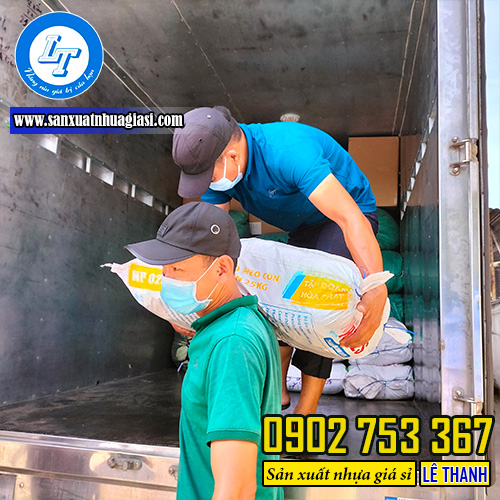 Hỗ trợ giao hàng túi trà sữa cho khách Hỗ trợ giao hàng túi trà sữa cho khách