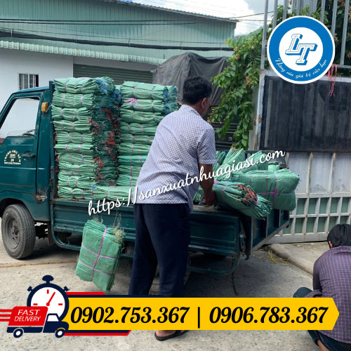 Khách đến lấy sản phẩm bao tải đá xanh Khách đến lấy sản phẩm bao tải đá xanh