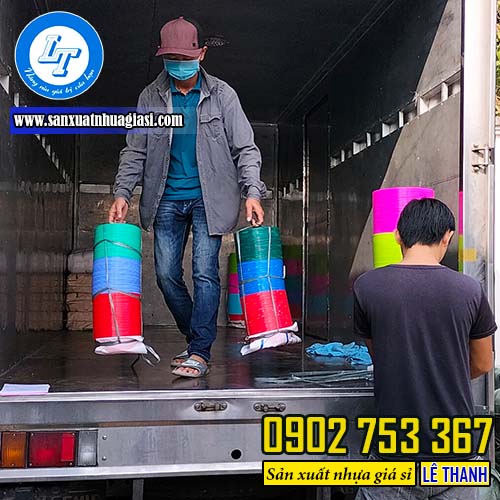 Lê Thanh giao bàn nhựa cho khách Lê Thanh giao bàn nhựa cho khách