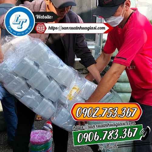 Lê Thanh giao đơn đồ nhựa cho khách Lê Thanh giao đơn đồ nhựa cho khách