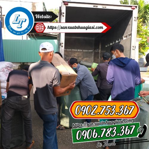 Lê Thanh giao đồ nhựa cho khách Lê Thanh giao đồ nhựa cho khách