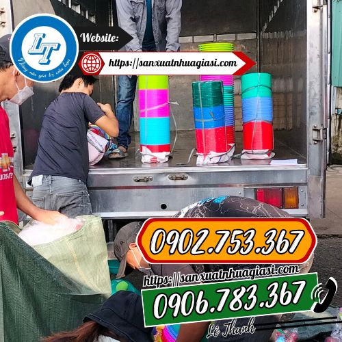 Lê Thanh giao đơn sọt rác mini cho khách Lê Thanh giao đơn sọt rác mini cho khách