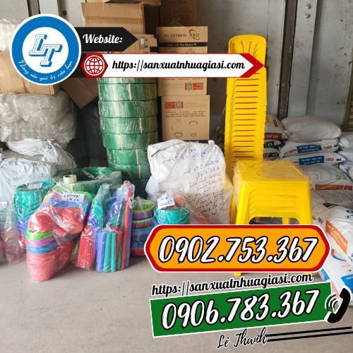 Lê Thanh giao đồ nhựa cho khách Lê Thanh giao đồ nhựa cho khách