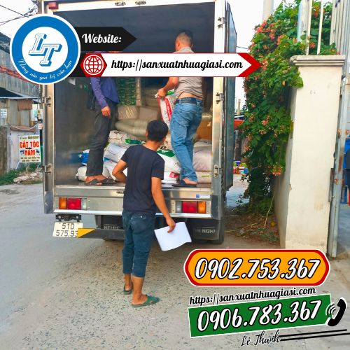 Lê Thanh giao hàng cho khách Lê Thanh giao hàng cho khách