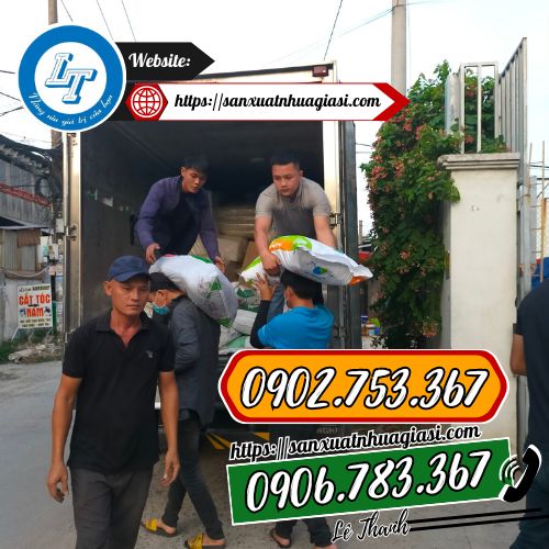 Lê Thanh hỗ trợ giao giấy kiếng gói quà cho khách Lê Thanh hỗ trợ giao giấy kiếng gói quà cho khách