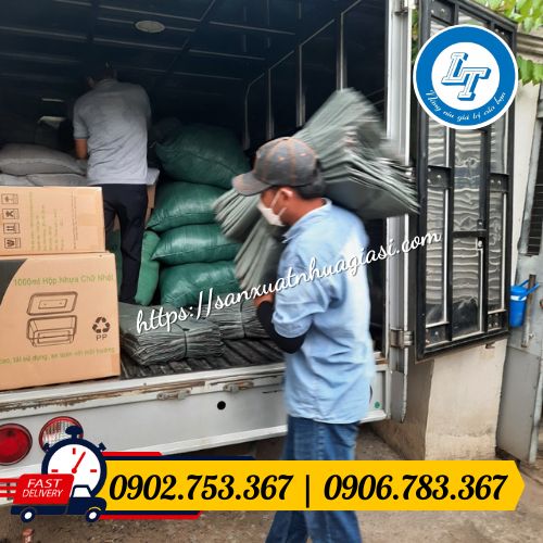 Lê Thanh hỗ trợ giao hàng cho khách Lê Thanh hỗ trợ giao hàng cho khách