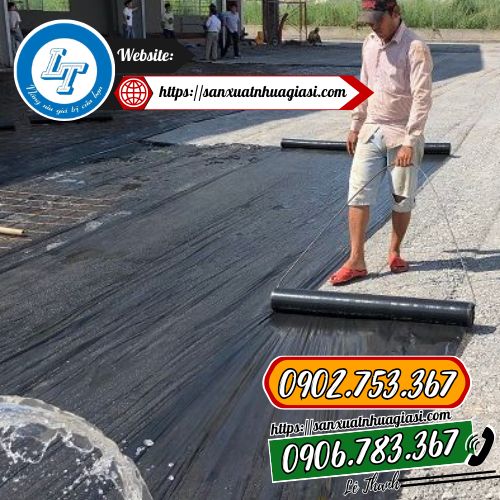 Lớp màng nilon giúp giữ độ ẩm, bảo vệ kết cấu của lớp bê tông Lớp màng nilon giúp giữ độ ẩm, bảo vệ kết cấu của lớp bê tông