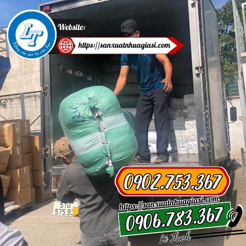 Lê Thanh giao đơn lưới cho khách Lê Thanh giao đơn lưới cho khách