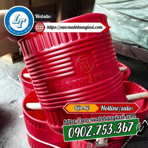 Gàu nhựa có màu đỏ bắt mắt Gàu nhựa có màu đỏ bắt mắt