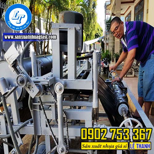 Sử dụng máy đục lỗ tiên tiến để sản xuất màng phủ nông nghiệp có đục lỗ