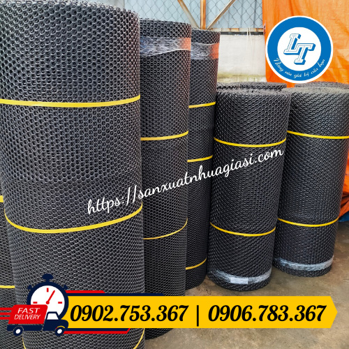Lưới nhựa đen được đóng thành cuộn tại kho Lê Thanh Lưới nhựa đen được đóng thành cuộn tại kho Lê Thanh
