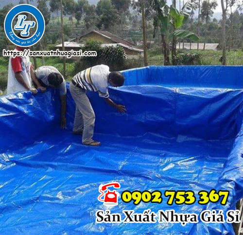 Người dân thi công lót bạt nhựa nuôi cá