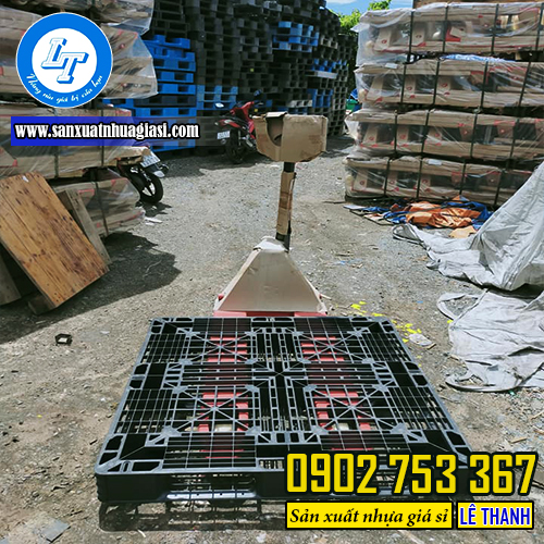 Pallet nhựa được dùng để hỗ trợ vận chuyển hàng hóa