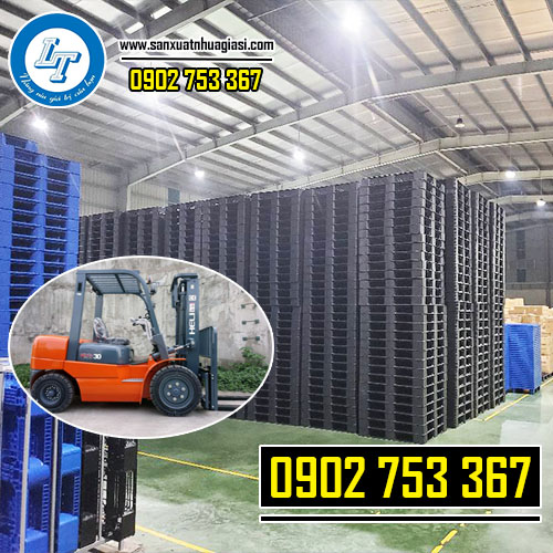 Việc kết hợp với xe nâng sẽ giúp bạn di chuyển hàng dễ dàng hơn