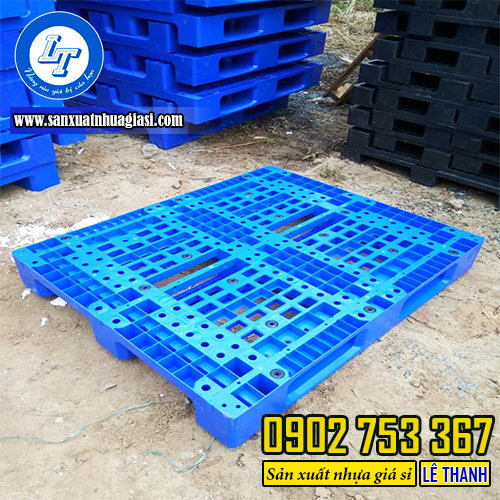 Pallet nhựa màu xanh