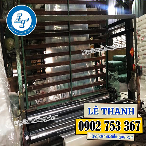 Màng nilon công trình trải qua máy đùn ép tạo thành lớp màng mỏng