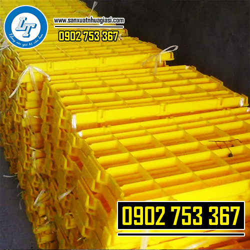 Tấm nhựa lót sàn chăn nuôi màu vàng