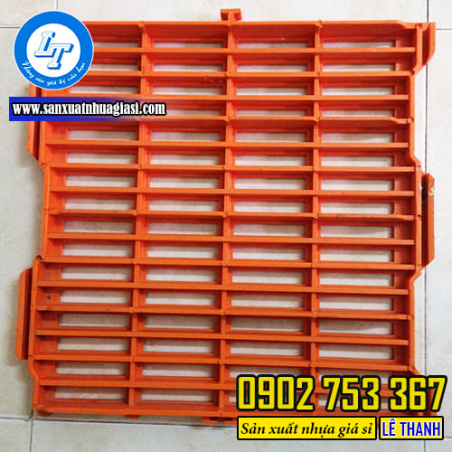 Mặt sau tấm nhựa lót sàn chăn nuôi