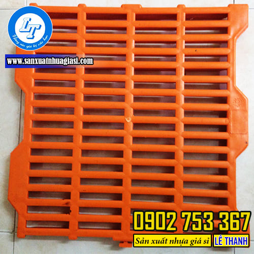 Mặt trước tấm nhựa lót sàn chăn nuôi