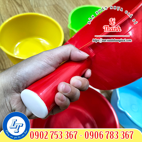 Tay cầm chắc chắn nối liền thân gáo Tay cầm chắc chắn nối liền thân gáo