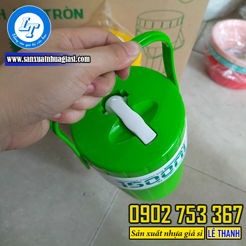 Bình có thiết kế tay cầm chắc chắn Bình có thiết kế tay cầm chắc chắn