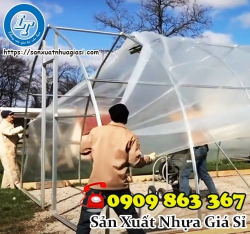 Tiến hành thi công lợp màng nhà kính