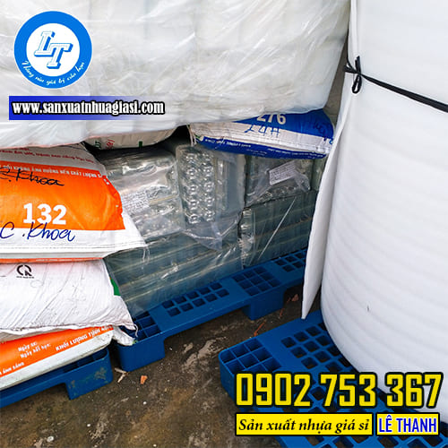 Pallet nhựa 100x600 dùng để kê hàng hóa