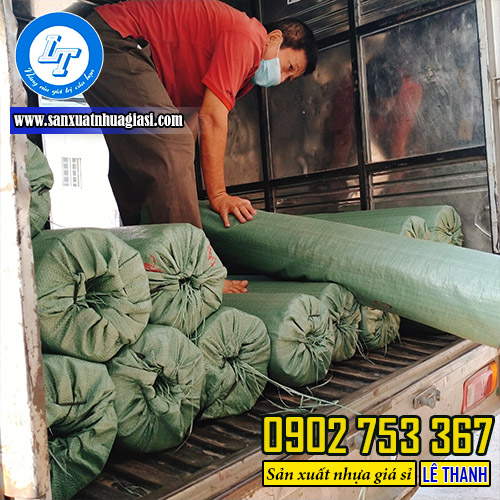 Lê Thanh vận chuyển màng nilon trắng lót bê tông cho khách