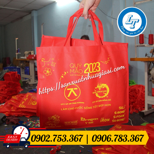 Xưởng sản xuất túi vải không dệt đựng lịch tết Xưởng sản xuất túi vải không dệt đựng lịch tết