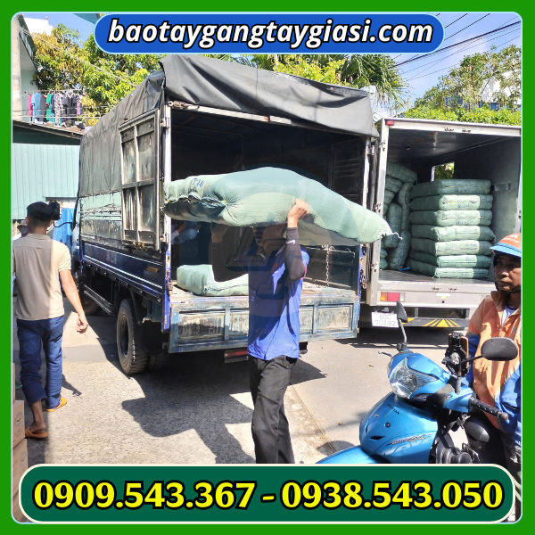 Giao găng tay cho khách