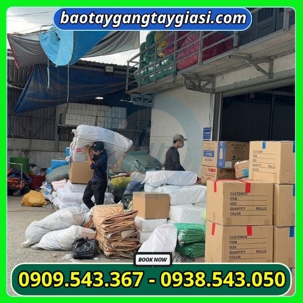 Giao găng tay cho khách Giao găng tay cho khách