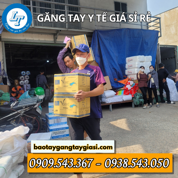 Giao găng tay y tế cho khách Giao găng tay y tế cho khách