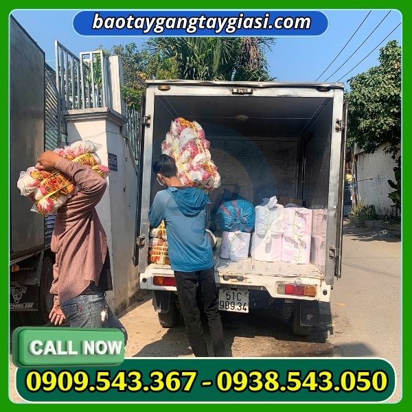 Giao găng tay cho khách Giao găng tay cho khách