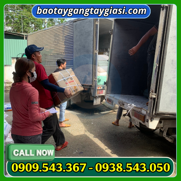 Giao găng tay cao su cho khách Giao gang tay cao su cho khách