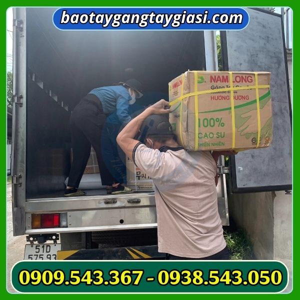 Giao găng tay cho khách Giao găng tay cho khách