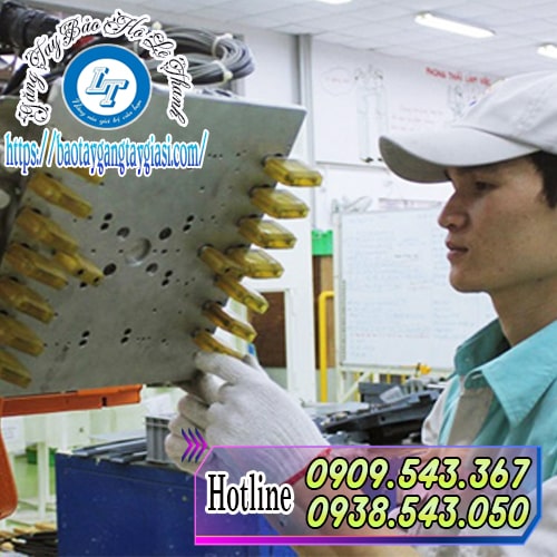 Găng tay kem trắng ứng dụng trong lắp ráp chi tiết máy móc