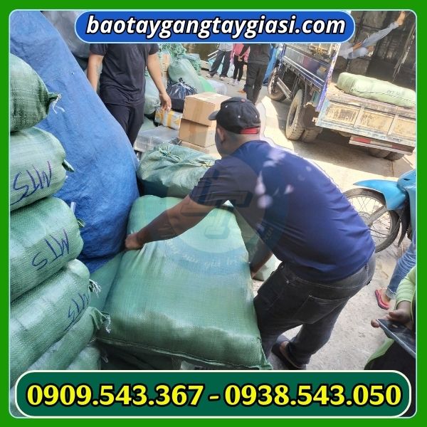 Giao găng tay cho khách Giao găng tay cho khách